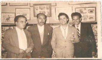 Antonio Molina en el Restaurante EL POZO, Café Central, 3 Nov 1958. El hermano de Ahmed Chouirdi aparece el primero a la izquierda, con gafas. A la derecha está El Hamdouchi, padre del campeón de Marruecos de ajedrez. Foto Salvador.
