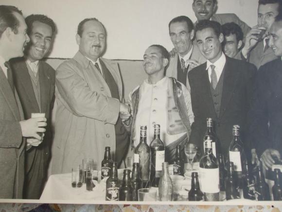 1957: Homenaje al limpia más famoso de Larache (en la foto el padre de Antonio Lozano haciendo entrega del premio)