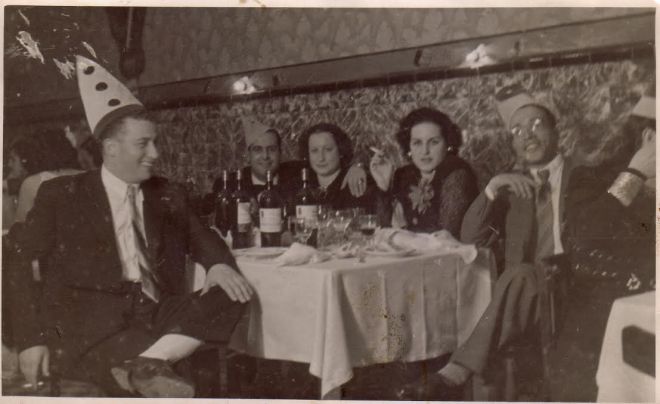fin de año 1948 - Larache - Casino Judío. Por la izquierda, Abraham Amselem, su cuñado con Plata su mujer, Simha Amselem e Isaac Barcessat Gabay
