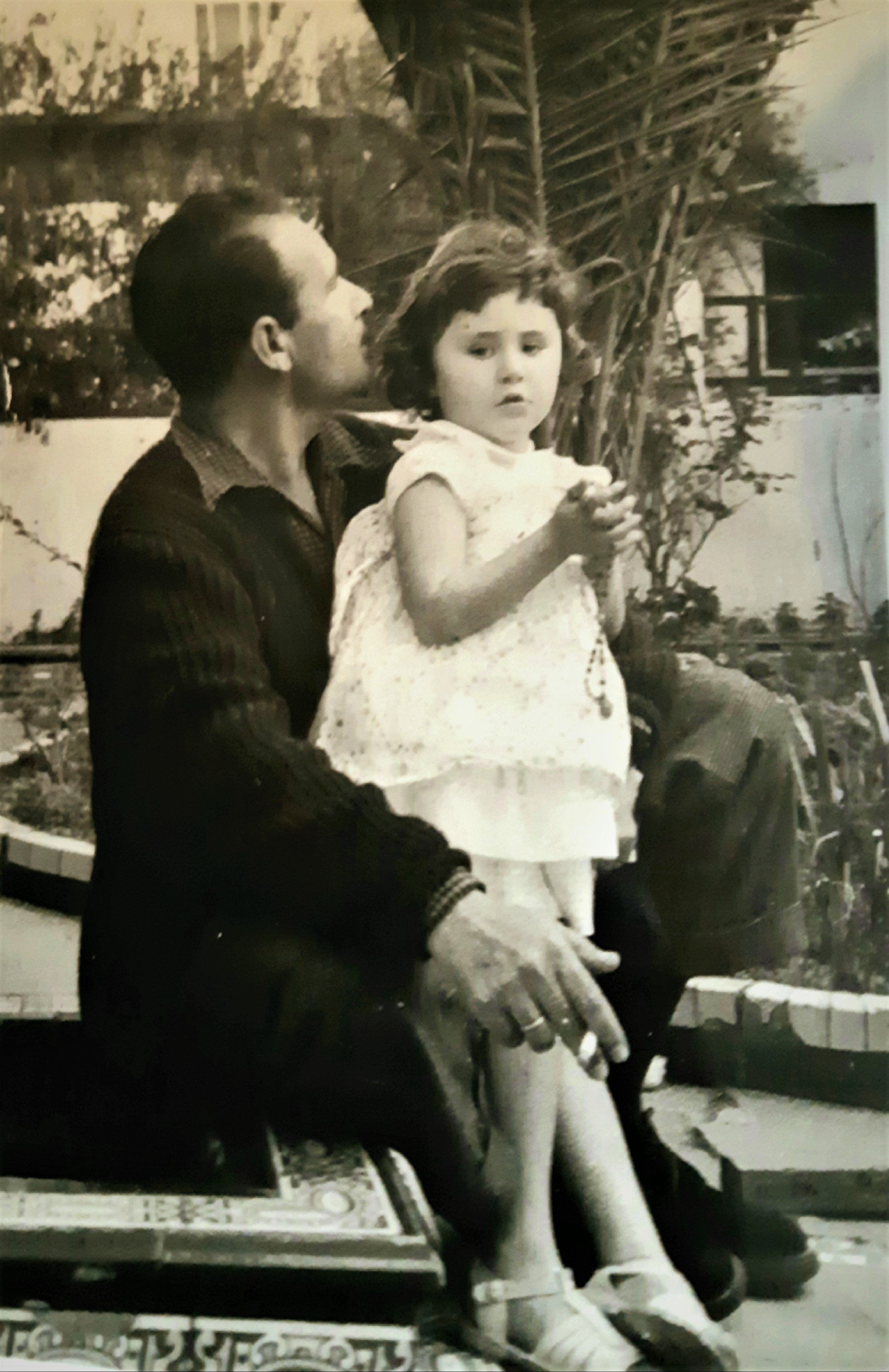 María Poveda con su padre Antonio Poveda Fuentes tomada el 7 de marzo de 1956